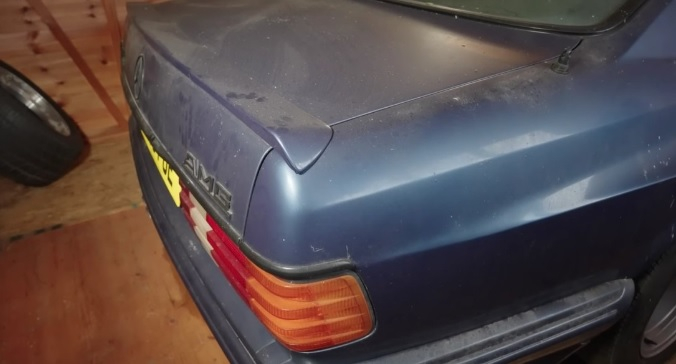 Намериха уникален Mercedes-Benz от 80-те години в стар гараж ВИДЕО