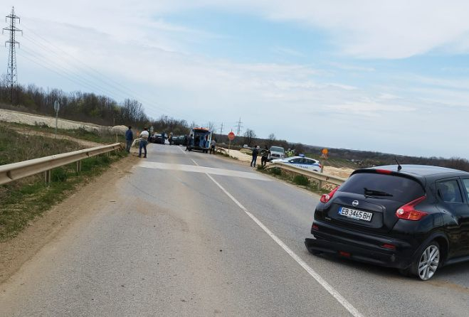 80-г шофьор нахлул в насрещното на "Хемус", 3 линейки карат окървавените му жертви 