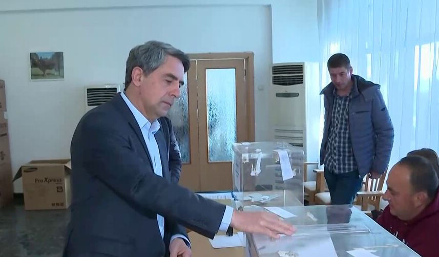 Президентът Плевнелиев избра да гласува с хартиена бюлетина ВИДЕО
