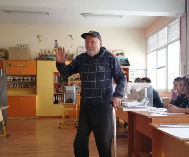 Куриоз! 92-г. дядо от Сливен отиде да гласува, но не беше подготвен за това СНИМКА