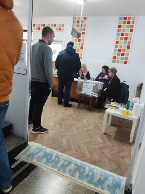 Бум на сигналите за агитации в изборния ден в ресторант в Добрич