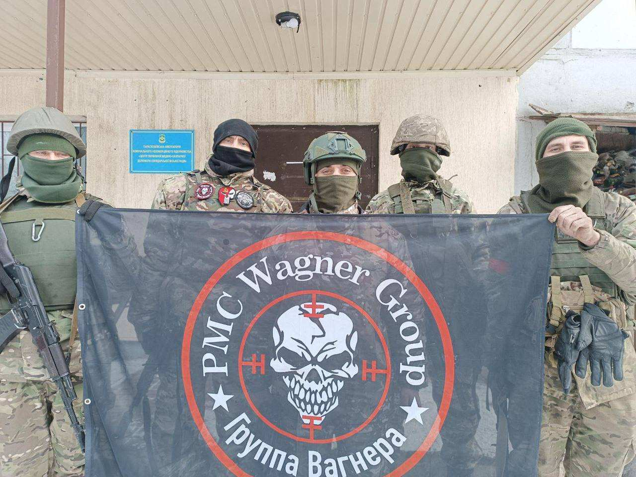 Пригожин обяви превземането на Бахмут, знамената на ЧВК "Вагнер" и Русия са побити над кметството