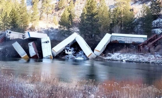 Инцидент: 25 вагона дерайлираха в САЩ, някои от тях паднаха в река СНИМКИ 