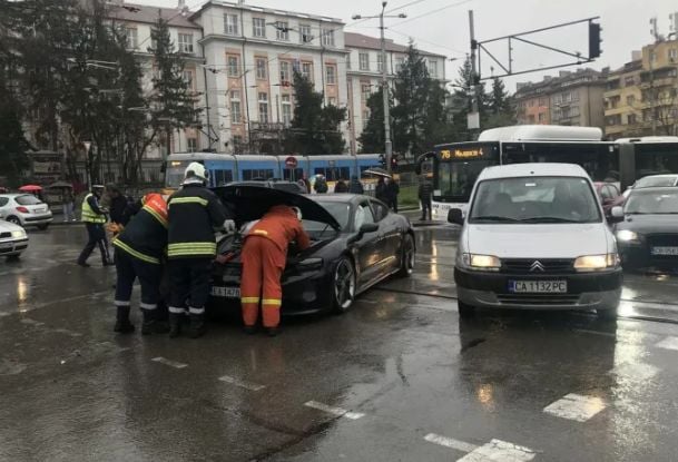 Зрелищно меле с Порше блокира центъра на София, и пиле не може да прехвръкне СНИМКИ 