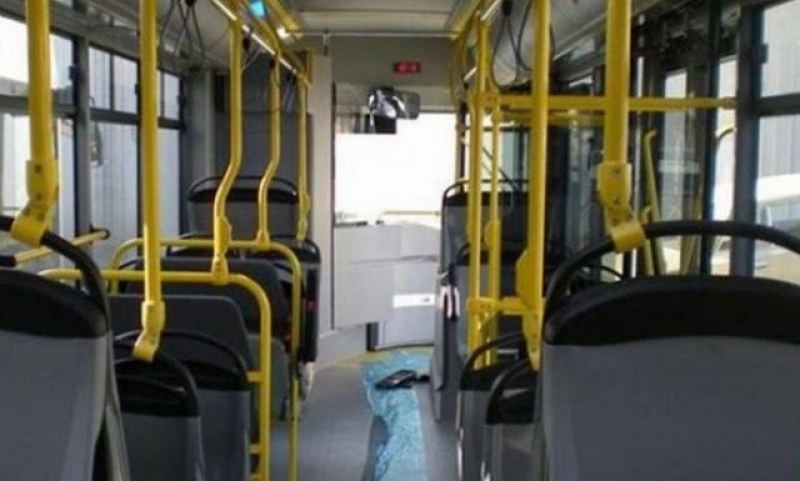 Пиян наруга възрастна жена в градски автобус и стана страшно 