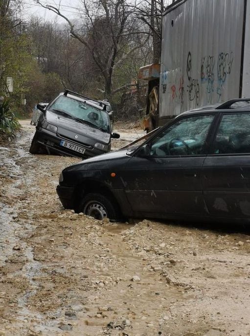 Кален ужас във Варна с блокирани хора и затънали коли СНИМКИ