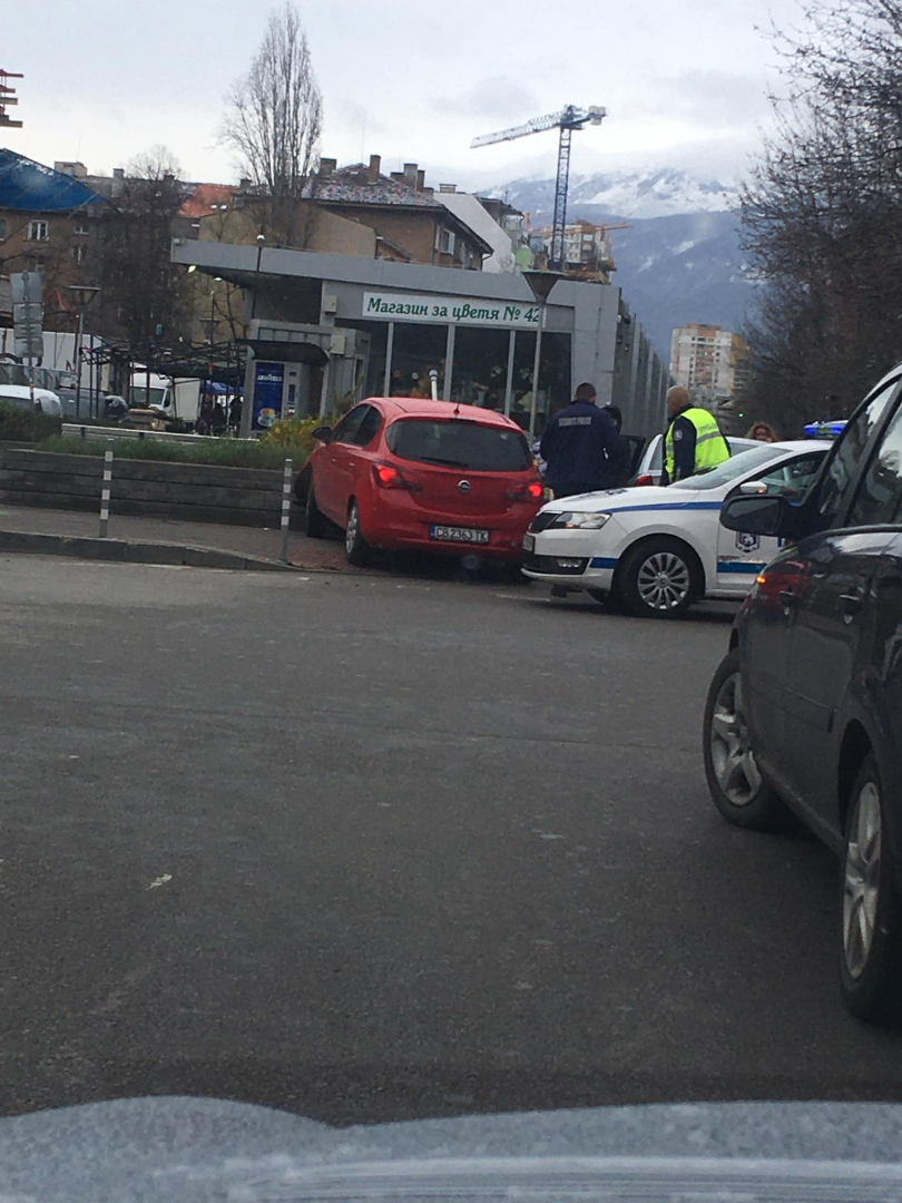 Зрелище в БЛИЦ! Талантлива шофьорка духа на полицаи в центъра на София заради… СНИМКИ