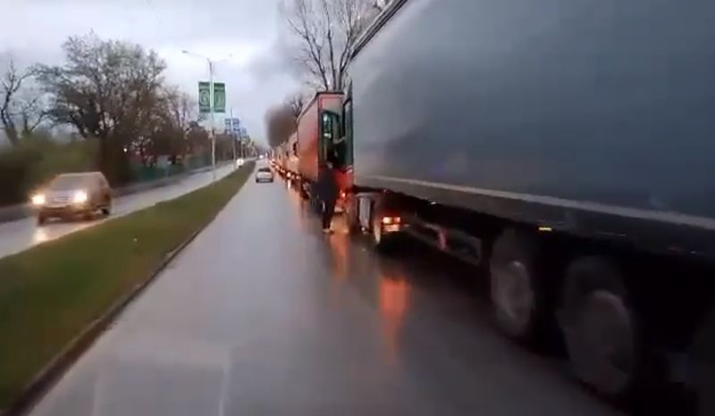 Хората питат: Какво има в тези камиони с украински номера на пътя между военните заводи в Сопот и Казанлък ВИДЕО