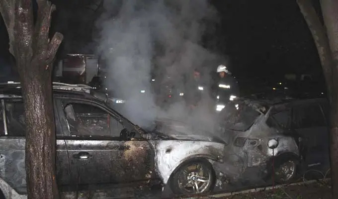 Огнен ад в Димитровград: Две коли са изпепелени СНИМКА
