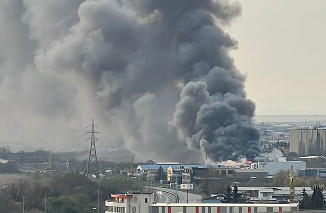 Огромен пожар избухна в Бургас, небето над града почерня СНИМКИ