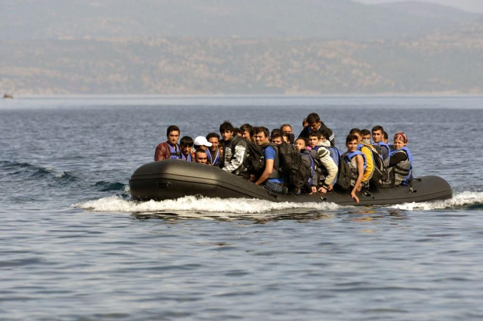 Издирват 20 мигранти след като лодката им потънала край Тунис 
