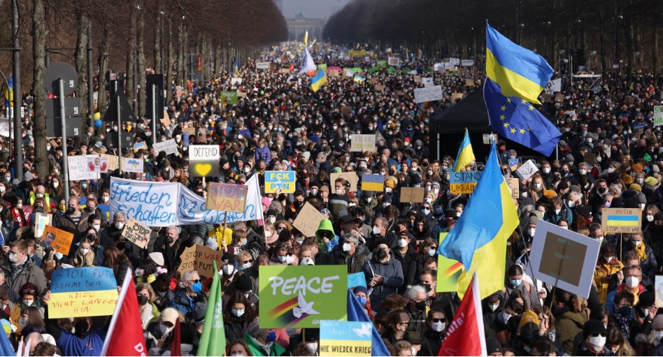 Шествия в цяла Германия с искане за мир в Украйна и против превъоръжаването на Бундесвера