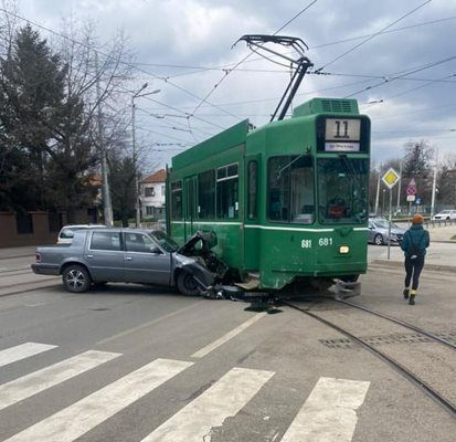 Жестоко меле с трамвай в София СНИМКА