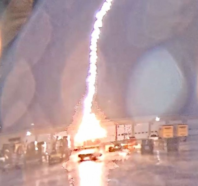 Зрелищно ВИДЕО: Мълния удари паркирал камион