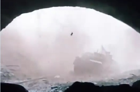 Руски артилеристи пробиха с точен удар огромна дупка в украински танк ВИДЕО