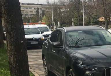 Шофьор на джип Мазерати се издъни лошо в София, но мрежата побесня заради... СНИМКИ