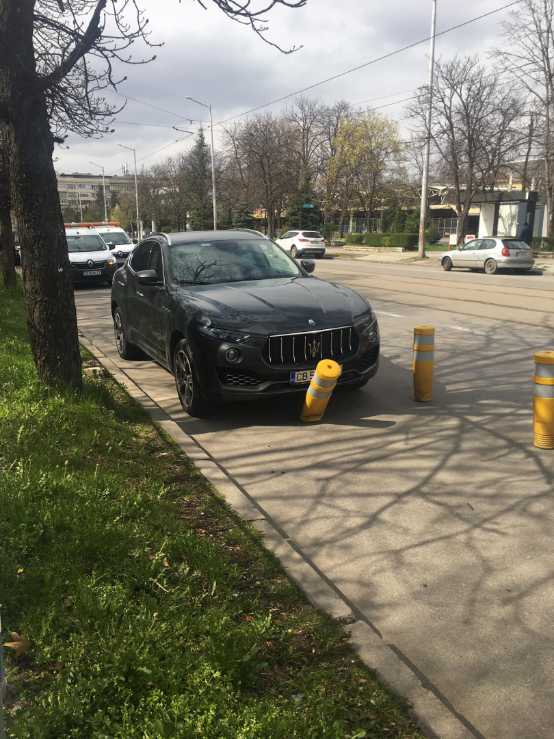 Шофьор на джип Мазерати се издъни лошо в София, но мрежата побесня заради... СНИМКИ