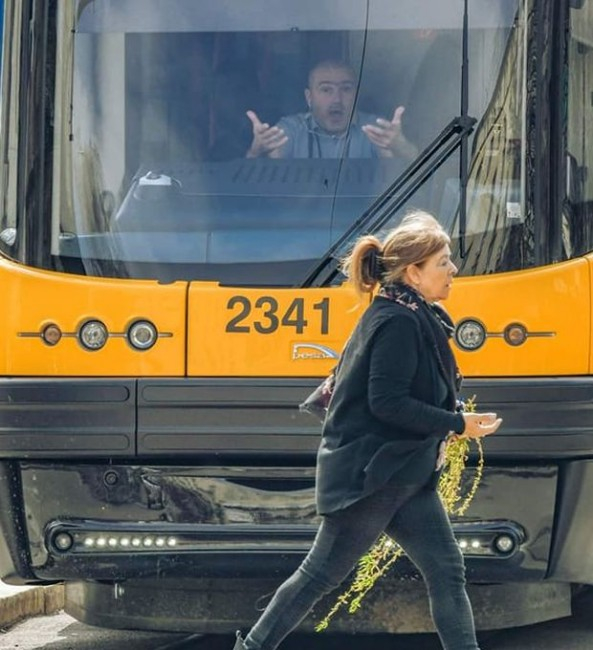 Тази СНИМКА с трамвай, софиянка и ватман взриви мрежата, каква е историята