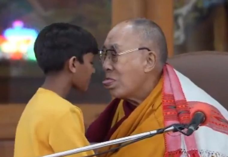 Далай Лама се забърка в секс скандал: Поиска малко дете да му "смукне"... ВИДЕО 18+