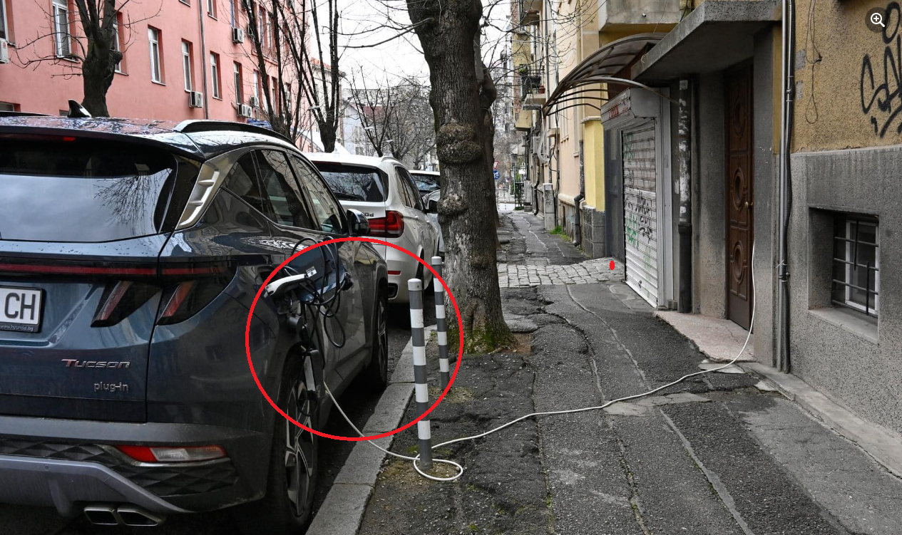 СНИМКА на джип пред блок в Стара Загора подпали мрежата, от него стърчи... 