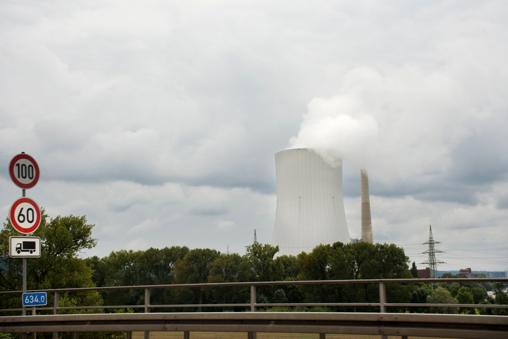 Германия изключва последните си три атомни централи
