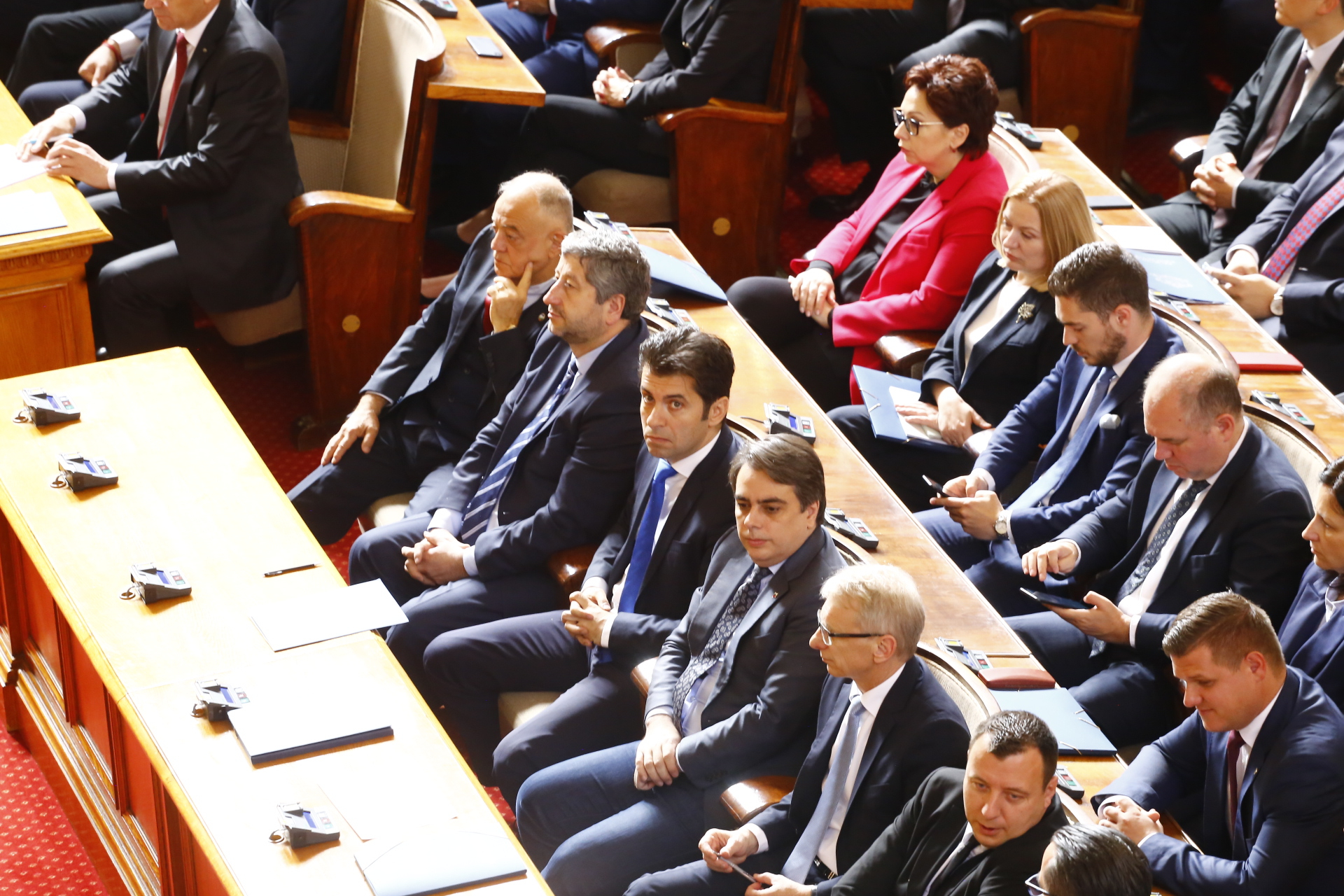Кандидатите на ГЕРБ и "Възраждане " отхвърлени за шеф на парламента, Асен Василев с екзотична оферта 