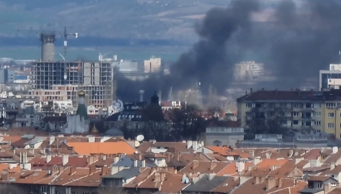 Сигнал до БЛИЦ! Огромен пожар бушува в София, небето почерня от задушлив дим ВИДЕО