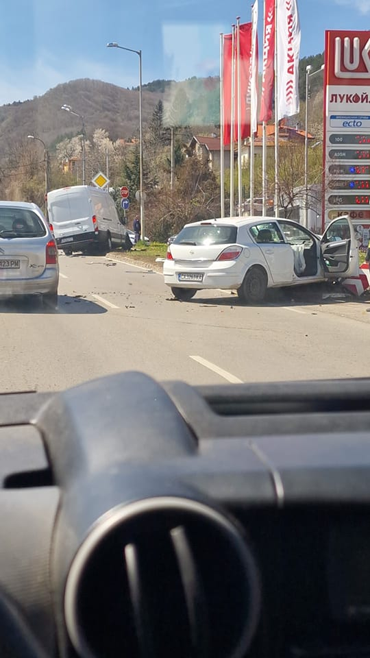 Тежка верижна катастрофа в София, хвърчат линейки СНИМКА