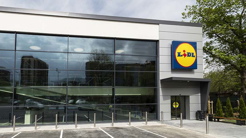 Очевидец: Мъжаги се биха за агнешка плешка във варненски Lidl, евроатлантичка я отмъкна