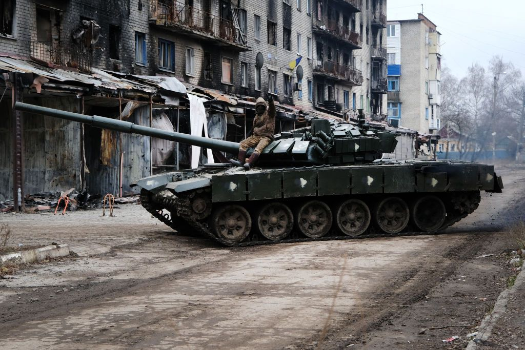 ВИДЕО от войната: Украински бойци се хвърлят в "месомелачката" в Бахмут, ехтят експлозии 