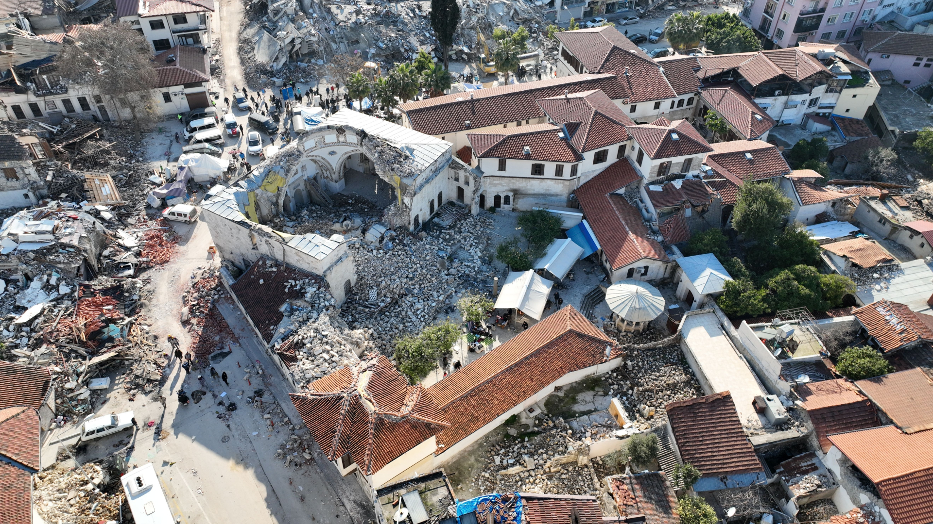 Страшно ВИДЕО от рухването на 600-годишна джамия със "земетръсни везни" в Турция
