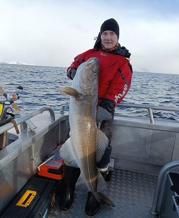 Баща и син извадиха огромно чудовище от морето СНИМКИ