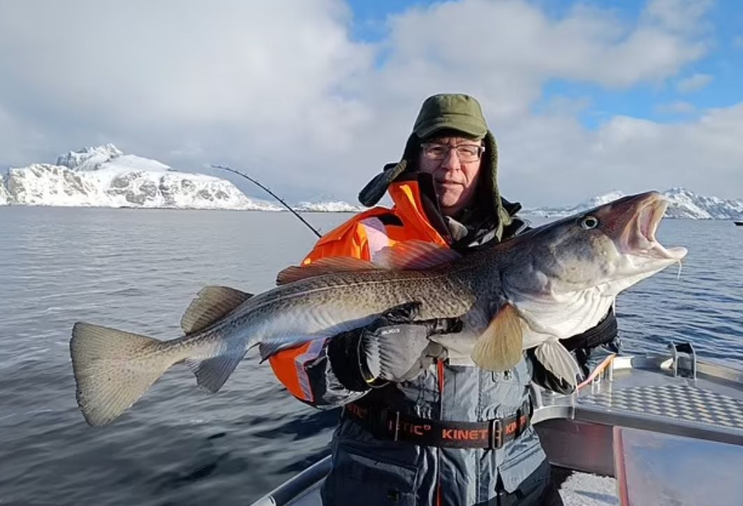 Баща и син извадиха огромно чудовище от морето СНИМКИ