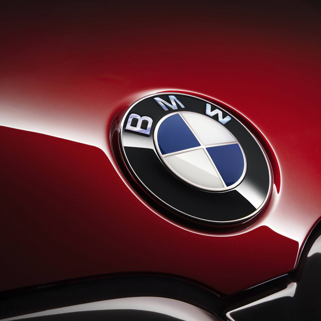 Символ на BMW навършва 90 години, ето как се е променял във времето СНИМКИ 