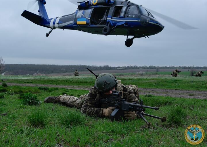 ВИДЕО от войната: Украйна се похвали с легендарните US хеликоптери Black Hawk