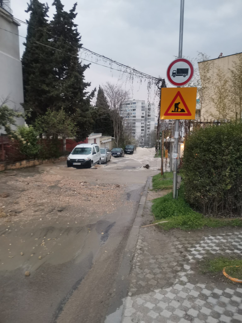 Гръмна магистрален водопровод във Варна, положението е страшно ВИДЕО