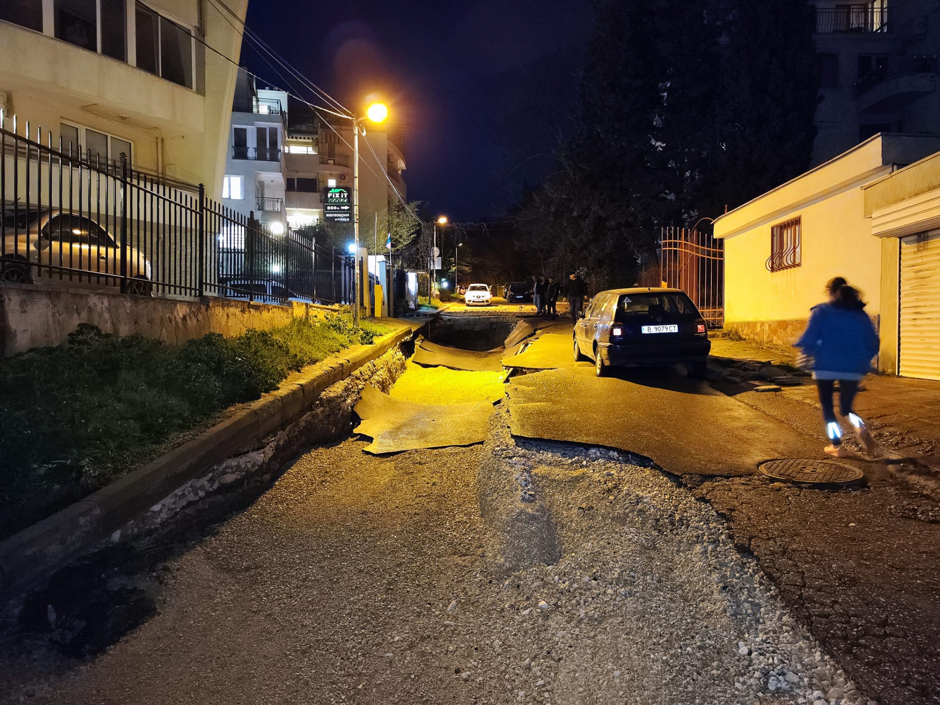 Гръмна магистрален водопровод във Варна, положението е страшно ВИДЕО