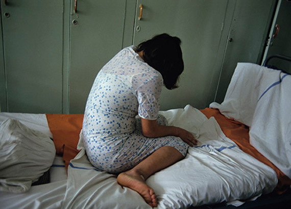 Масово изнасилват в тези болници с българки на Острова, жертвите са хиляди 