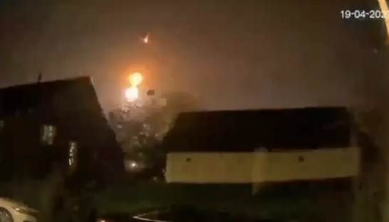 Нощ на паника и мистерии в Киев: Нещо светещо падна с гръм и трясък от небето и подлуди управници и граждани ВИДЕО