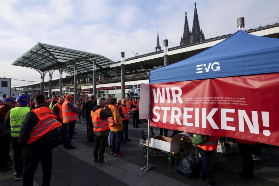 В Германия стачкуват заради заплати, става страшно 
