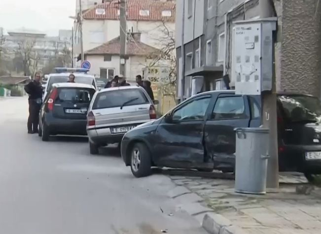 Ужас в Благоевград: 21-годишен шофьор помете 4 коли ВИДЕО