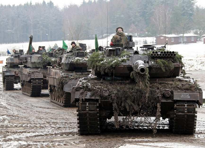 ВИДЕО от войната:  Колона от танкове Леопард пълзи през Украйна