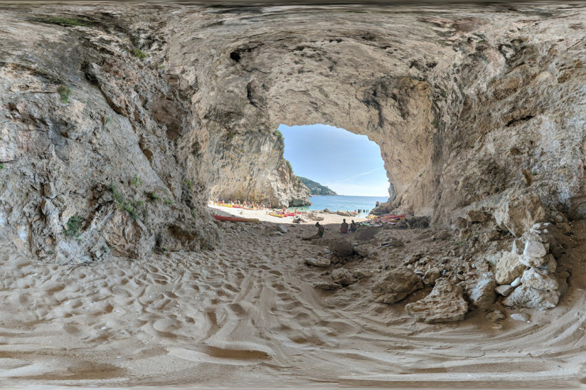 Знаете ли, че край Дубровник има пещера, която крие красив малък плаж?