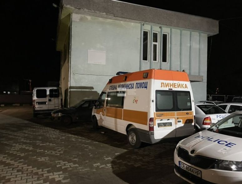 Първи СНИМКИ от среднощната гонка с мигранти и линейка в Пловдивско 