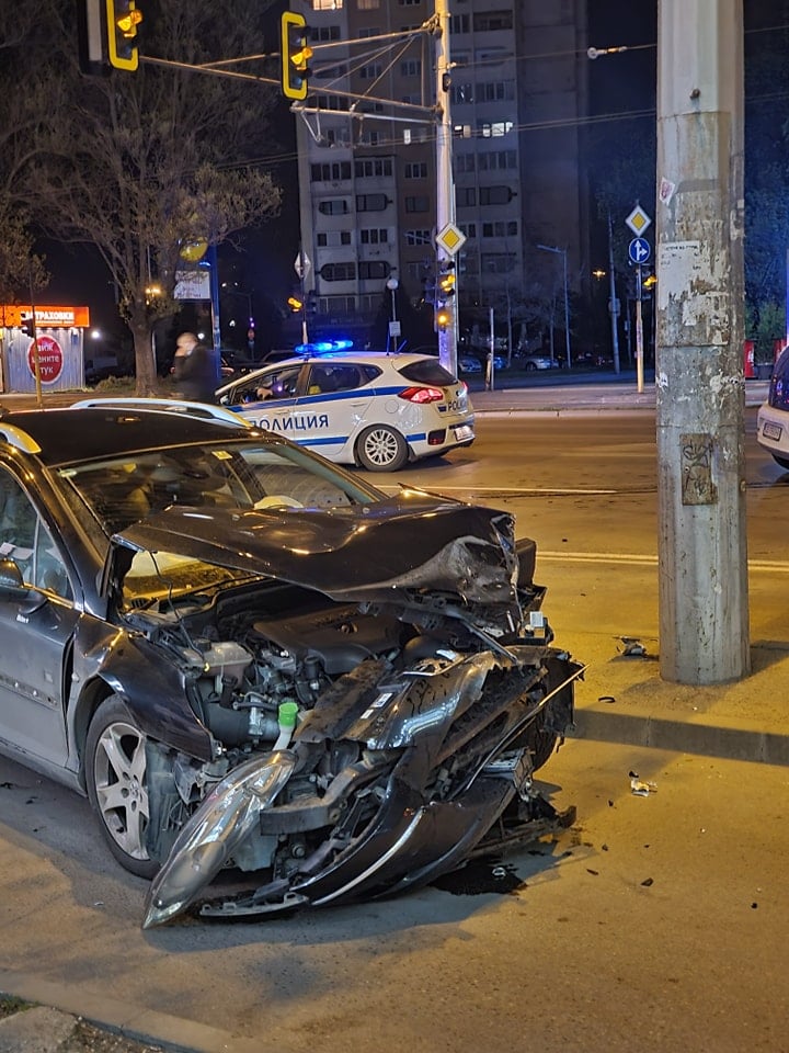 На косъм от масова трагедия: Ето какво се случи посред нощ в София! Зрелищни СНИМКИ