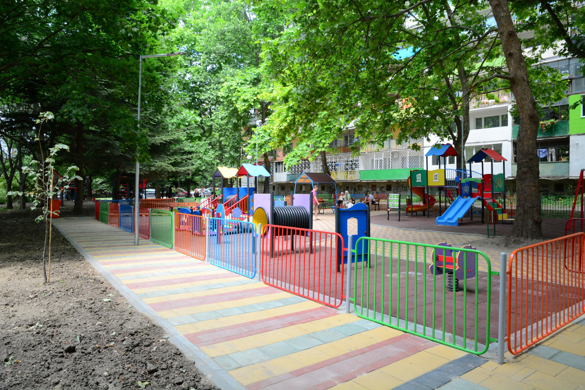 Кошмарен инцидент на нова детска площадка в Пловдив СНИМКИ 