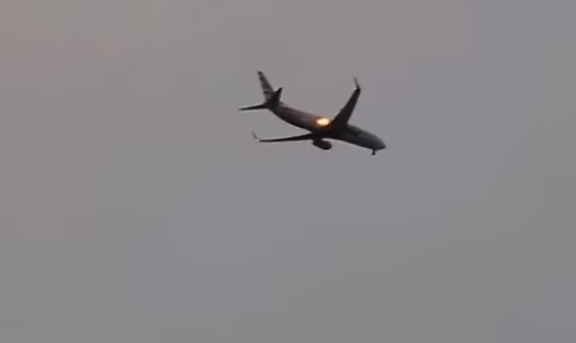 Двигател на самолет на "Америкън еърлайнс" се запали по време на полет ВИДЕО