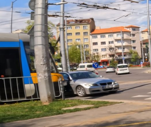 Шофьор на БМВ засече трамвай на Руски паметник в столицата и... ВИДЕО