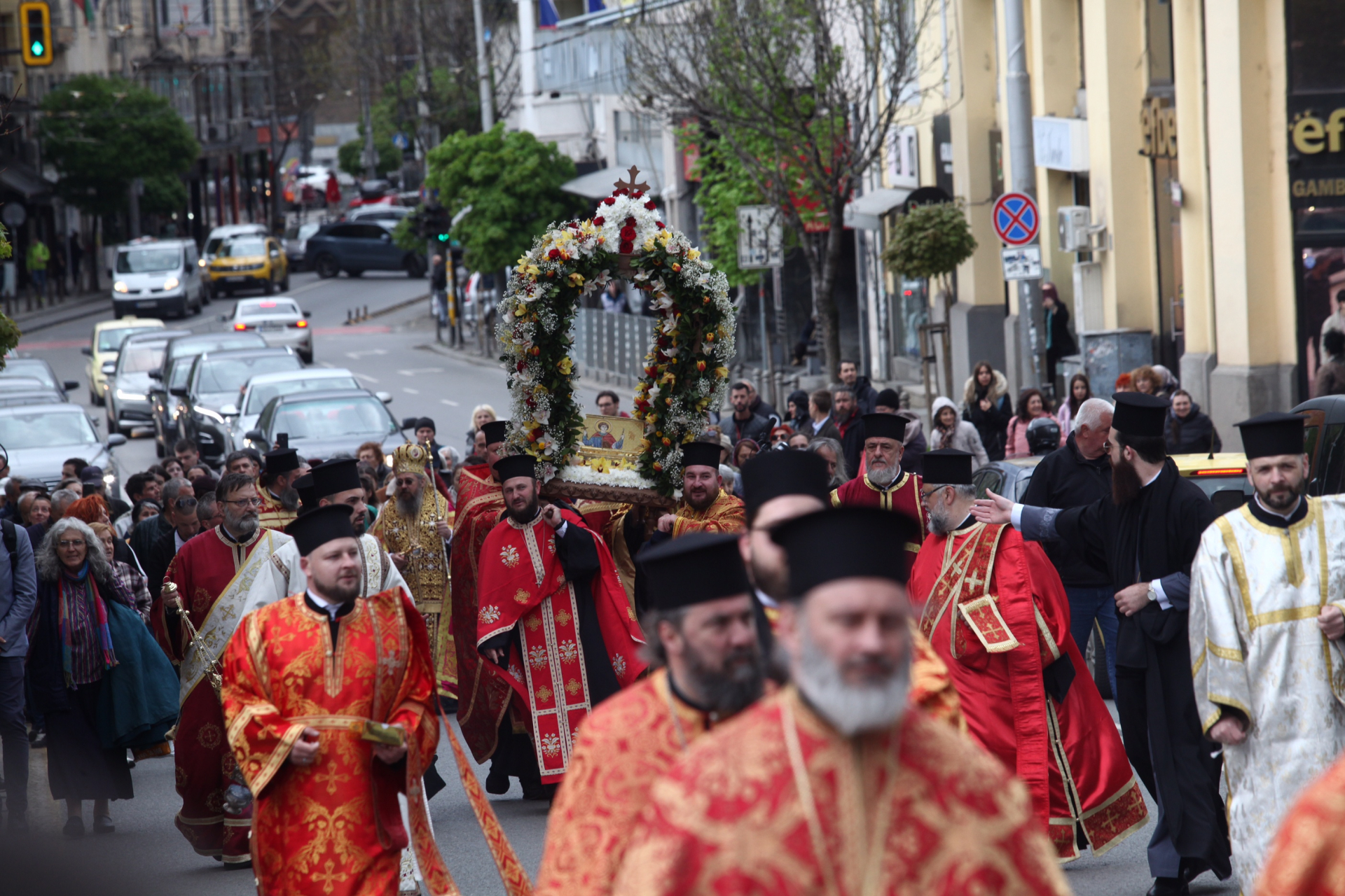 Фоторепортаж в БЛИЦ: Частица от чудодейните мощи на голям светец пристигнаха в София 