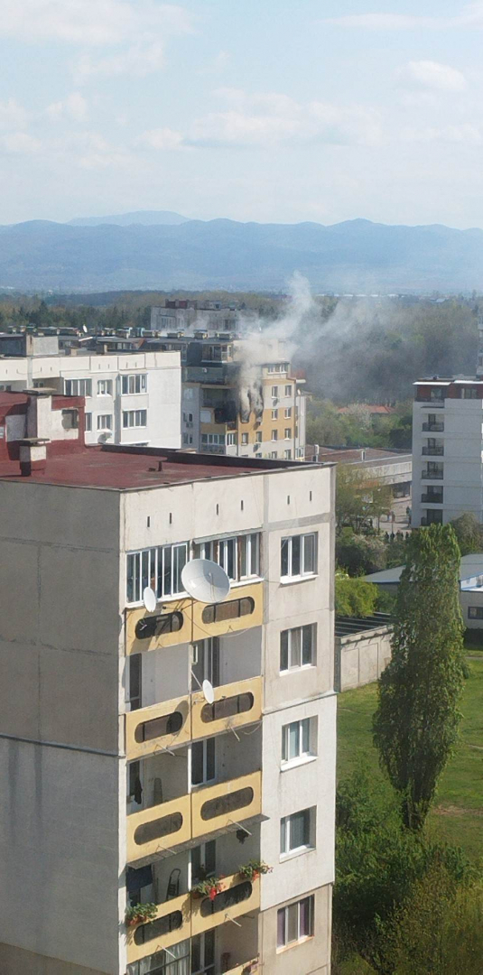 Извънредно в БЛИЦ! Голям пожар бушува в София, гъст дим затули небето ВИДЕО